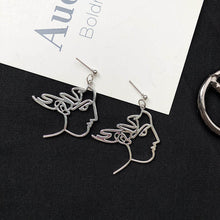 Load image into Gallery viewer, Boucles d'oreilles punk visage humain pour femme
