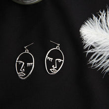 Load image into Gallery viewer, Boucles d'oreilles punk visage humain pour femme
